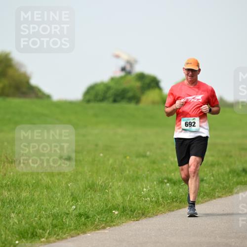 10.05.2026 - 8. Wedeler Halbmarathon Dr. Thomas Lammeyer http://msf.ph/oto/9707792 10.05.2026 11:59:58 Laufen 692 meine-sportfotos.de