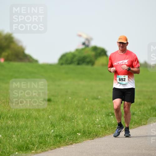 10.05.2026 - 8. Wedeler Halbmarathon Dr. Thomas Lammeyer http://msf.ph/oto/9707801 10.05.2026 11:59:58 Laufen 692 meine-sportfotos.de