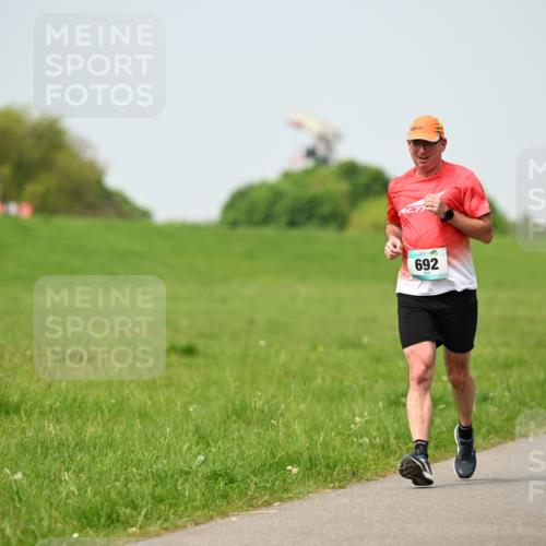 10.05.2026 - 8. Wedeler Halbmarathon Dr. Thomas Lammeyer http://msf.ph/oto/9707803 10.05.2026 11:59:58 Laufen 692 meine-sportfotos.de