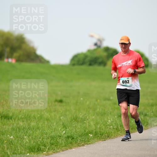 10.05.2026 - 8. Wedeler Halbmarathon Dr. Thomas Lammeyer http://msf.ph/oto/9707806 10.05.2026 11:59:58 Laufen 692 meine-sportfotos.de