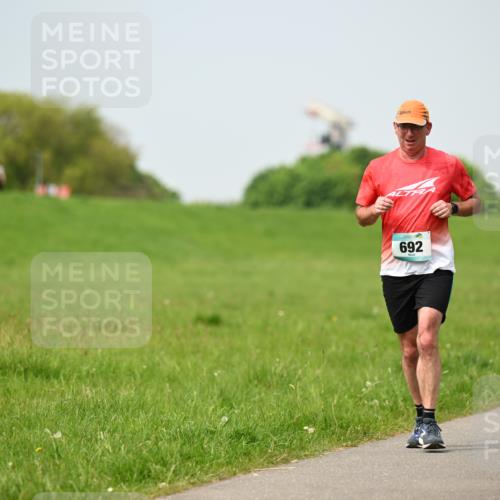 10.05.2026 - 8. Wedeler Halbmarathon Dr. Thomas Lammeyer http://msf.ph/oto/9707814 10.05.2026 11:59:58 Laufen 692 meine-sportfotos.de