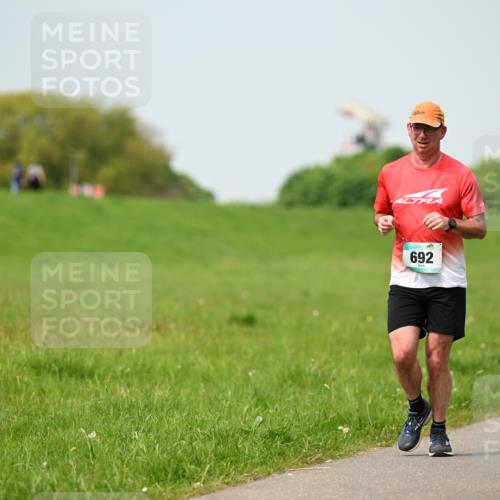 10.05.2026 - 8. Wedeler Halbmarathon Dr. Thomas Lammeyer http://msf.ph/oto/9707822 10.05.2026 11:59:58 Laufen 692 meine-sportfotos.de