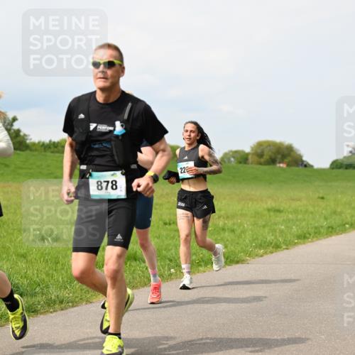 10.05.2026 - 8. Wedeler Halbmarathon Dr. Thomas Lammeyer http://msf.ph/oto/9708020 10.05.2026 12:00:20 Laufen 878 meine-sportfotos.de