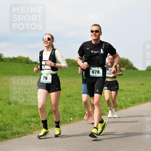 10.05.2026 - 8. Wedeler Halbmarathon Dr. Thomas Lammeyer http://msf.ph/oto/9708022 10.05.2026 12:00:19 Laufen 878, 226 meine-sportfotos.de