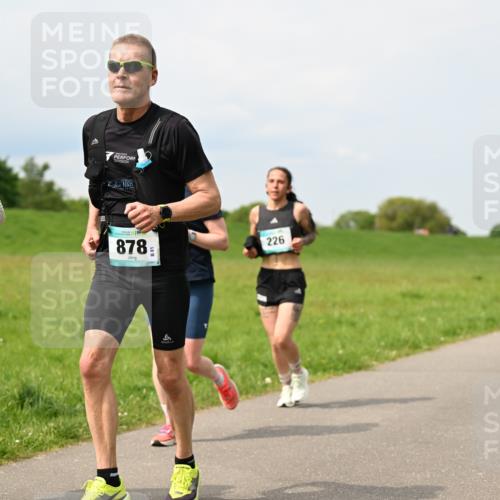 10.05.2026 - 8. Wedeler Halbmarathon Dr. Thomas Lammeyer http://msf.ph/oto/9708024 10.05.2026 12:00:20 Laufen 878, 226 meine-sportfotos.de