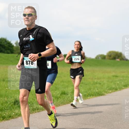 10.05.2026 - 8. Wedeler Halbmarathon Dr. Thomas Lammeyer http://msf.ph/oto/9708027 10.05.2026 12:00:21 Laufen 878, 226 meine-sportfotos.de