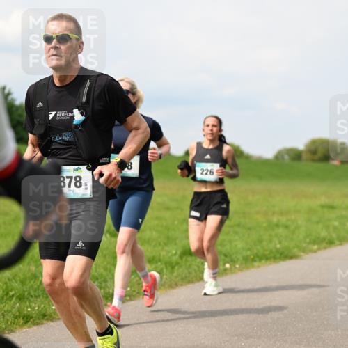 10.05.2026 - 8. Wedeler Halbmarathon Dr. Thomas Lammeyer http://msf.ph/oto/9708029 10.05.2026 12:00:21 Laufen 878, 226 meine-sportfotos.de