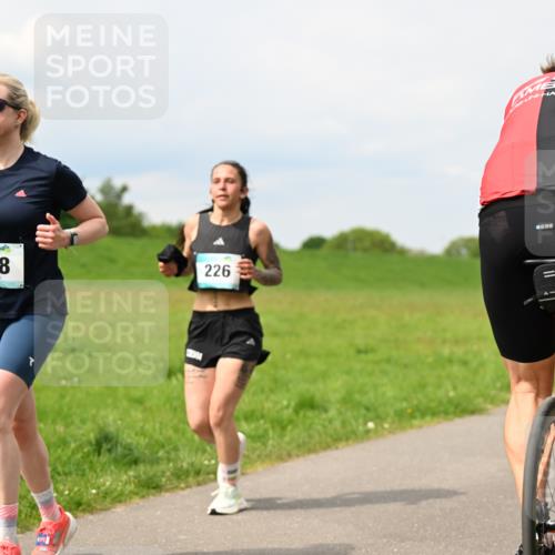 10.05.2026 - 8. Wedeler Halbmarathon Dr. Thomas Lammeyer http://msf.ph/oto/9708032 10.05.2026 12:00:21 Laufen 208, 226, 806 meine-sportfotos.de