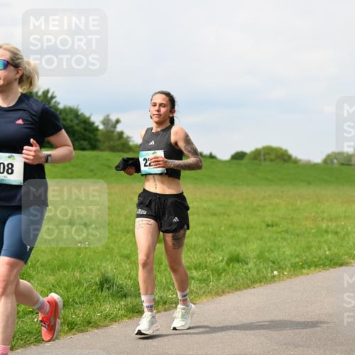 10.05.2026 - 8. Wedeler Halbmarathon Dr. Thomas Lammeyer http://msf.ph/oto/9708035 10.05.2026 12:00:22 Laufen 208 meine-sportfotos.de