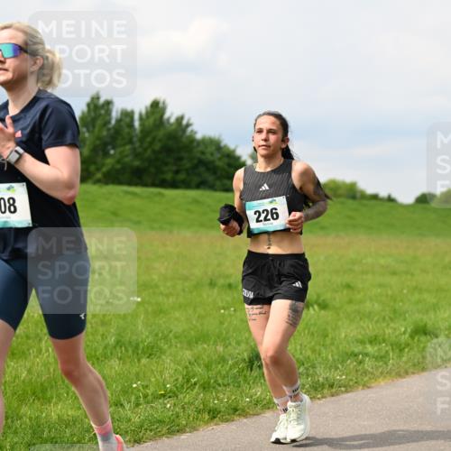 10.05.2026 - 8. Wedeler Halbmarathon Dr. Thomas Lammeyer http://msf.ph/oto/9708040 10.05.2026 12:00:22 Laufen 208, 226 meine-sportfotos.de
