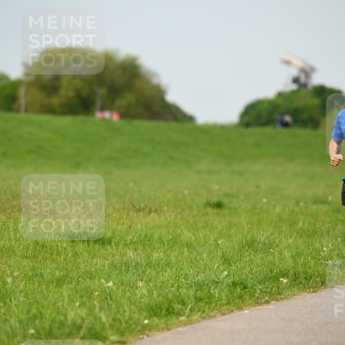 10.05.2026 - 8. Wedeler Halbmarathon Dr. Thomas Lammeyer http://msf.ph/oto/9708186 10.05.2026 12:00:52 Laufen 2126 meine-sportfotos.de