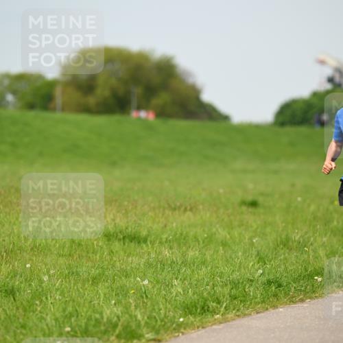 10.05.2026 - 8. Wedeler Halbmarathon Dr. Thomas Lammeyer http://msf.ph/oto/9708197 10.05.2026 12:00:53 Laufen 2126 meine-sportfotos.de