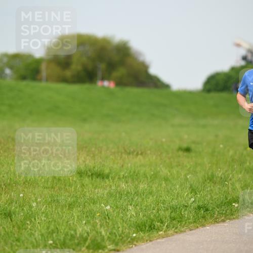 10.05.2026 - 8. Wedeler Halbmarathon Dr. Thomas Lammeyer http://msf.ph/oto/9708200 10.05.2026 12:00:53 Laufen 2126 meine-sportfotos.de