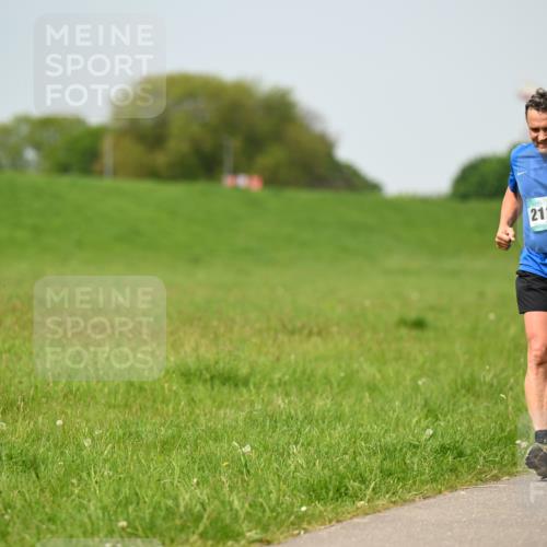 10.05.2026 - 8. Wedeler Halbmarathon Dr. Thomas Lammeyer http://msf.ph/oto/9708205 10.05.2026 12:00:54 Laufen 2122 meine-sportfotos.de