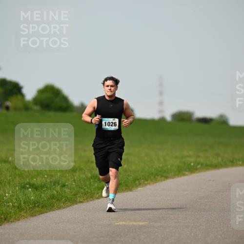10.05.2026 - 8. Wedeler Halbmarathon Dr. Thomas Lammeyer http://msf.ph/oto/9708306 10.05.2026 12:01:05 Laufen 1026 meine-sportfotos.de