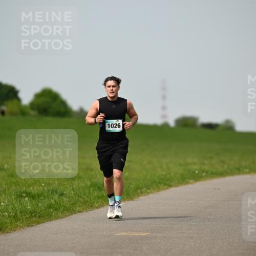10.05.2026 - 8. Wedeler Halbmarathon Dr. Thomas Lammeyer http://msf.ph/oto/9708310 10.05.2026 12:01:05 Laufen 1026 meine-sportfotos.de