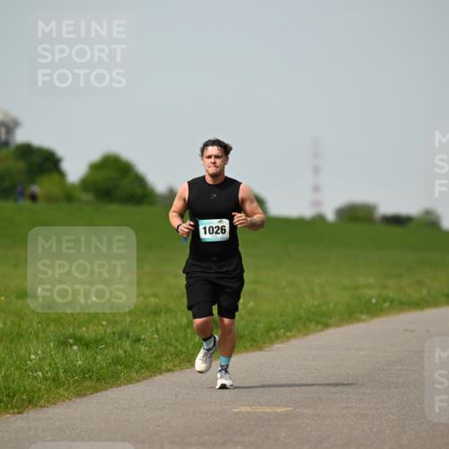 10.05.2026 - 8. Wedeler Halbmarathon Dr. Thomas Lammeyer http://msf.ph/oto/9708316 10.05.2026 12:01:05 Laufen 1026 meine-sportfotos.de