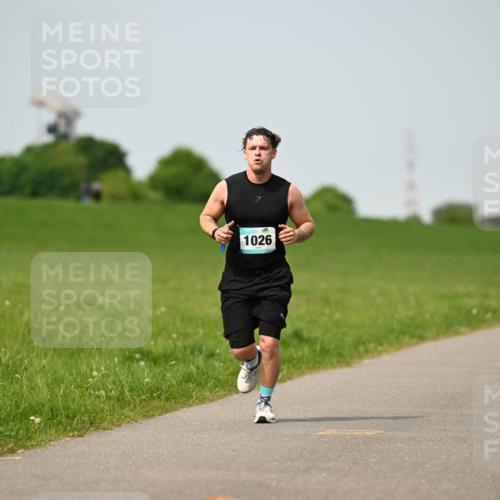 10.05.2026 - 8. Wedeler Halbmarathon Dr. Thomas Lammeyer http://msf.ph/oto/9708331 10.05.2026 12:01:05 Laufen 1026 meine-sportfotos.de