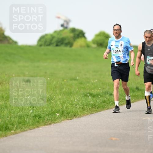 10.05.2026 - 8. Wedeler Halbmarathon Dr. Thomas Lammeyer http://msf.ph/oto/9708972 10.05.2026 12:02:23 Laufen 1044 meine-sportfotos.de