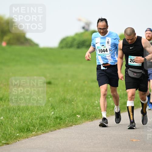 10.05.2026 - 8. Wedeler Halbmarathon Dr. Thomas Lammeyer http://msf.ph/oto/9709015 10.05.2026 12:02:25 Laufen 1044 meine-sportfotos.de