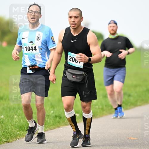 10.05.2026 - 8. Wedeler Halbmarathon Dr. Thomas Lammeyer http://msf.ph/oto/9709049 10.05.2026 12:02:27 Laufen 1044, 2067 meine-sportfotos.de