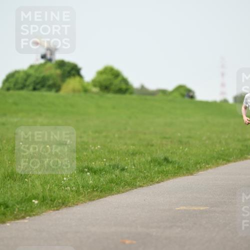 10.05.2026 - 8. Wedeler Halbmarathon Dr. Thomas Lammeyer http://msf.ph/oto/9709068 10.05.2026 12:02:37 Laufen 703 meine-sportfotos.de
