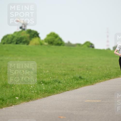10.05.2026 - 8. Wedeler Halbmarathon Dr. Thomas Lammeyer http://msf.ph/oto/9709073 10.05.2026 12:02:38 Laufen 703 meine-sportfotos.de