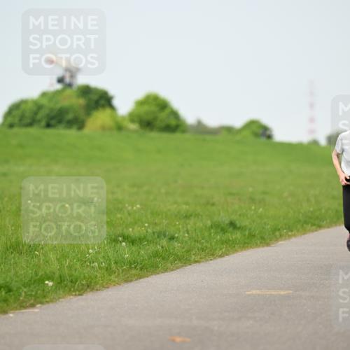 10.05.2026 - 8. Wedeler Halbmarathon Dr. Thomas Lammeyer http://msf.ph/oto/9709078 10.05.2026 12:02:38 Laufen 703 meine-sportfotos.de