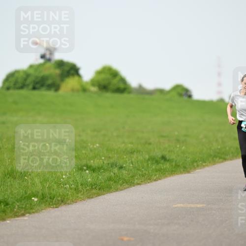 10.05.2026 - 8. Wedeler Halbmarathon Dr. Thomas Lammeyer http://msf.ph/oto/9709081 10.05.2026 12:02:38 Laufen 703 meine-sportfotos.de