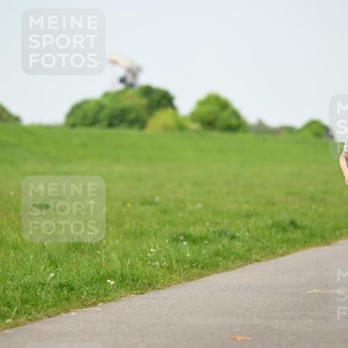 10.05.2026 - 8. Wedeler Halbmarathon Dr. Thomas Lammeyer http://msf.ph/oto/9709096 10.05.2026 12:02:39 Laufen 703 meine-sportfotos.de