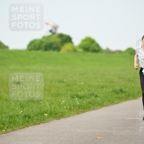 10.05.2026 - 8. Wedeler Halbmarathon Dr. Thomas Lammeyer http://msf.ph/oto/9709099 10.05.2026 12:02:40 Laufen 703 meine-sportfotos.de
