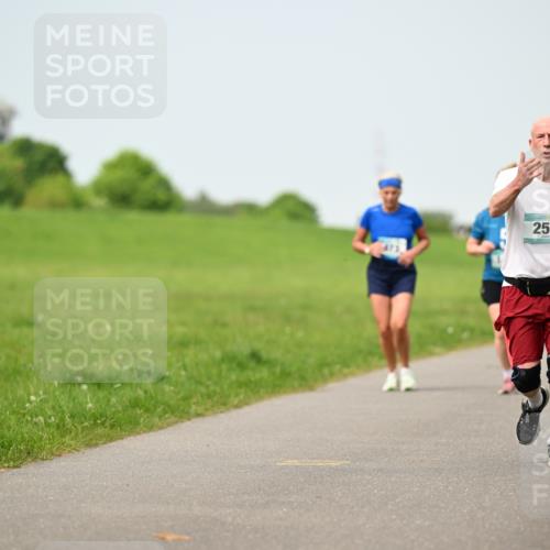 10.05.2026 - 8. Wedeler Halbmarathon Dr. Thomas Lammeyer http://msf.ph/oto/9709309 10.05.2026 12:03:04 Laufen 259 meine-sportfotos.de