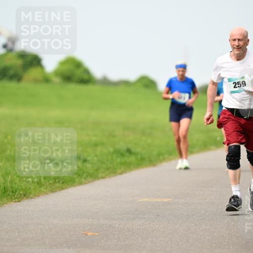 10.05.2026 - 8. Wedeler Halbmarathon Dr. Thomas Lammeyer http://msf.ph/oto/9709323 10.05.2026 12:03:05 Laufen 259 meine-sportfotos.de