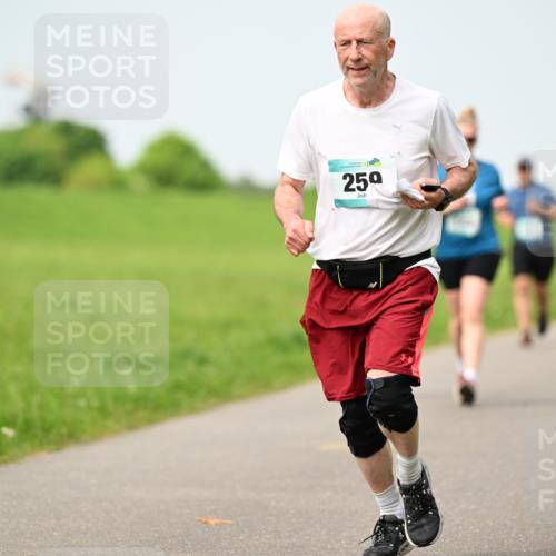 10.05.2026 - 8. Wedeler Halbmarathon Dr. Thomas Lammeyer http://msf.ph/oto/9709358 10.05.2026 12:03:06 Laufen 259 meine-sportfotos.de