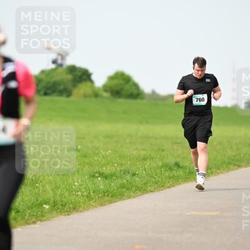10.05.2026 - 8. Wedeler Halbmarathon Dr. Thomas Lammeyer http://msf.ph/oto/9709612 10.05.2026 12:03:31 Laufen 754, 760, 4945 meine-sportfotos.de
