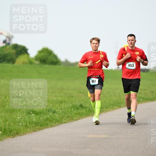 10.05.2026 - 8. Wedeler Halbmarathon Dr. Thomas Lammeyer http://msf.ph/oto/9710097 10.05.2026 12:04:23 Laufen 951, 953 meine-sportfotos.de