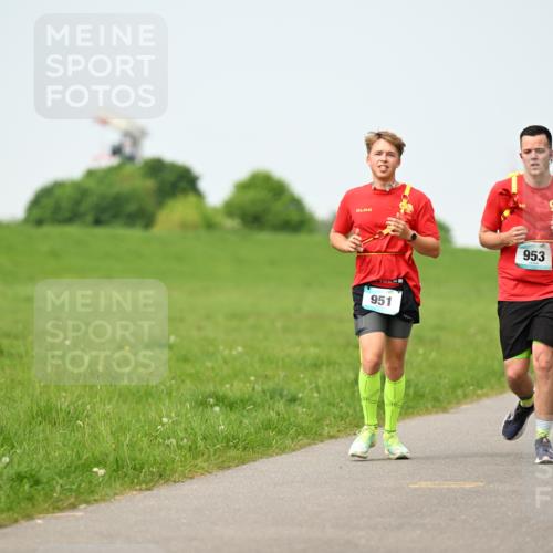 10.05.2026 - 8. Wedeler Halbmarathon Dr. Thomas Lammeyer http://msf.ph/oto/9710103 10.05.2026 12:04:24 Laufen 951, 953 meine-sportfotos.de