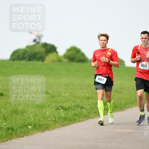 10.05.2026 - 8. Wedeler Halbmarathon Dr. Thomas Lammeyer http://msf.ph/oto/9710111 10.05.2026 12:04:24 Laufen 951, 953 meine-sportfotos.de