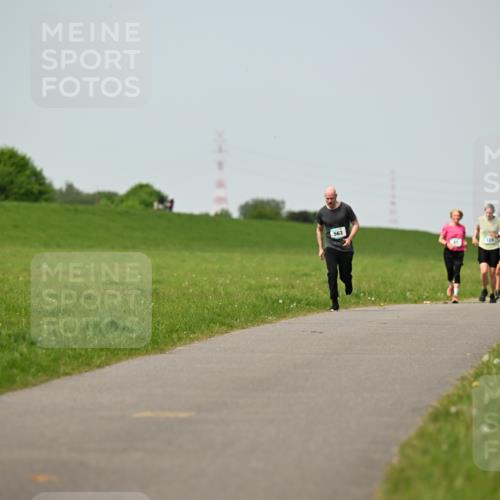 10.05.2026 - 8. Wedeler Halbmarathon Dr. Thomas Lammeyer http://msf.ph/oto/9710893 10.05.2026 12:05:23 Laufen 563, 125 meine-sportfotos.de