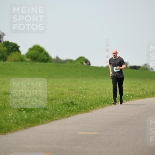 10.05.2026 - 8. Wedeler Halbmarathon Dr. Thomas Lammeyer http://msf.ph/oto/9710923 10.05.2026 12:05:26 Laufen 563, 125 meine-sportfotos.de
