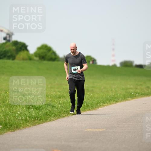 10.05.2026 - 8. Wedeler Halbmarathon Dr. Thomas Lammeyer http://msf.ph/oto/9710930 10.05.2026 12:05:30 Laufen 563 meine-sportfotos.de