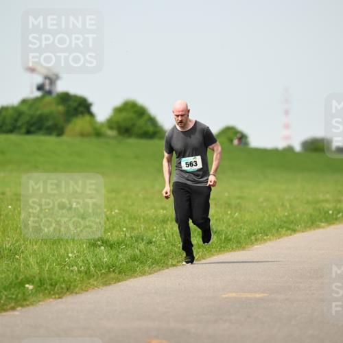 10.05.2026 - 8. Wedeler Halbmarathon Dr. Thomas Lammeyer http://msf.ph/oto/9710935 10.05.2026 12:05:30 Laufen 563, 129 meine-sportfotos.de