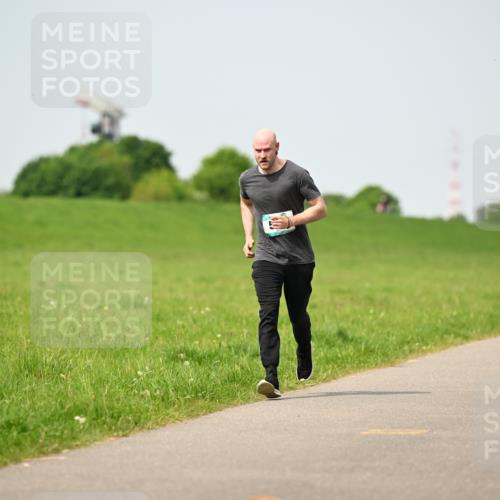 10.05.2026 - 8. Wedeler Halbmarathon Dr. Thomas Lammeyer http://msf.ph/oto/9710950 10.05.2026 12:05:31 Laufen 125 meine-sportfotos.de