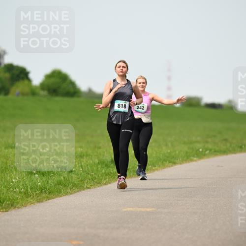 10.05.2026 - 8. Wedeler Halbmarathon Dr. Thomas Lammeyer http://msf.ph/oto/9711764 10.05.2026 12:07:21 Laufen 818, 242 meine-sportfotos.de