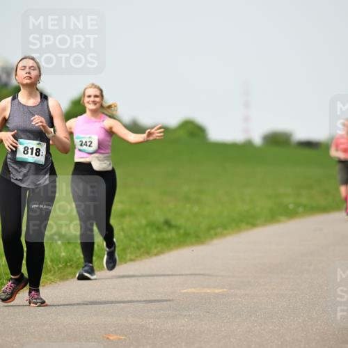 10.05.2026 - 8. Wedeler Halbmarathon Dr. Thomas Lammeyer http://msf.ph/oto/9711822 10.05.2026 12:07:24 Laufen 818, 242 meine-sportfotos.de