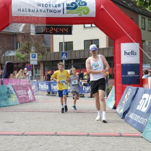 10.05.2026 - 8. Wedeler Halbmarathon Yannick Fuchs http://msf.ph/oto/9711868 10.05.2026 11:24:42 Ziel 99, 521, 808, 2181 meine-sportfotos.de