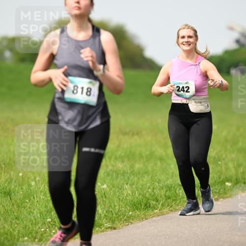 10.05.2026 - 8. Wedeler Halbmarathon Dr. Thomas Lammeyer http://msf.ph/oto/9711879 10.05.2026 12:07:27 Laufen 242, 818 meine-sportfotos.de