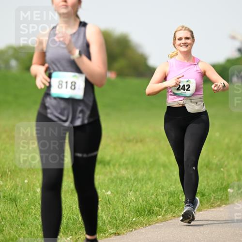 10.05.2026 - 8. Wedeler Halbmarathon Dr. Thomas Lammeyer http://msf.ph/oto/9711882 10.05.2026 12:07:27 Laufen 818, 242 meine-sportfotos.de
