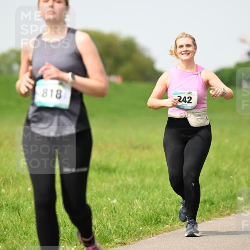 10.05.2026 - 8. Wedeler Halbmarathon Dr. Thomas Lammeyer http://msf.ph/oto/9711886 10.05.2026 12:07:28 Laufen 818, 242 meine-sportfotos.de
