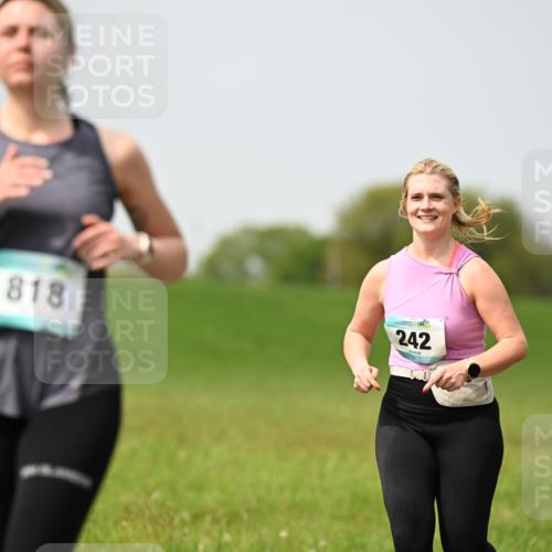 10.05.2026 - 8. Wedeler Halbmarathon Dr. Thomas Lammeyer http://msf.ph/oto/9711912 10.05.2026 12:07:29 Laufen 818, 242 meine-sportfotos.de